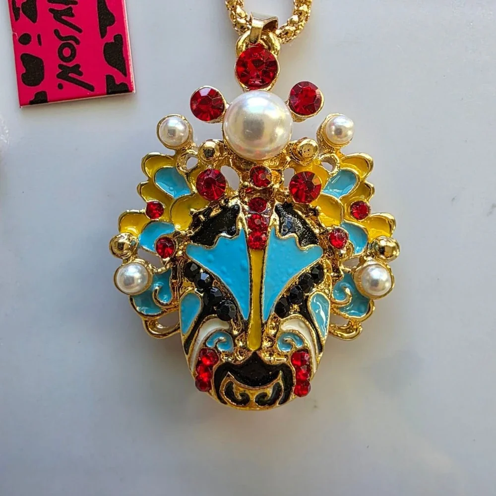 Betsey Johnson capture admiring